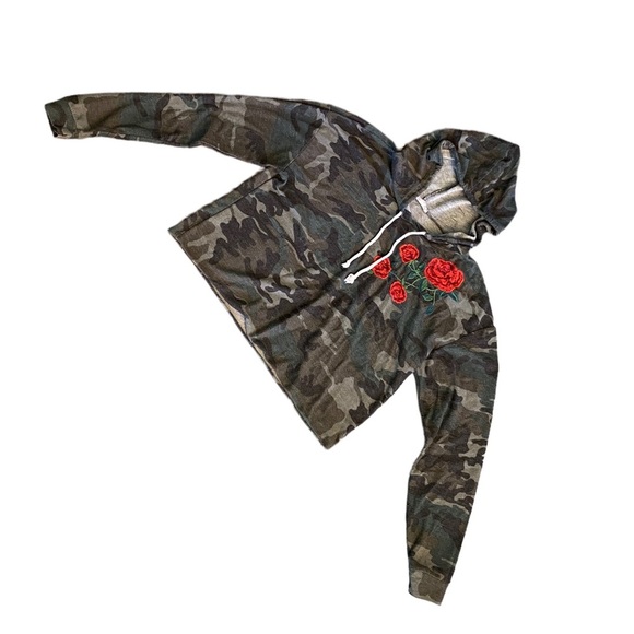 {Local Lab} Camo and Roses Crop Top Lined Hoodie - Picture 2 of 7